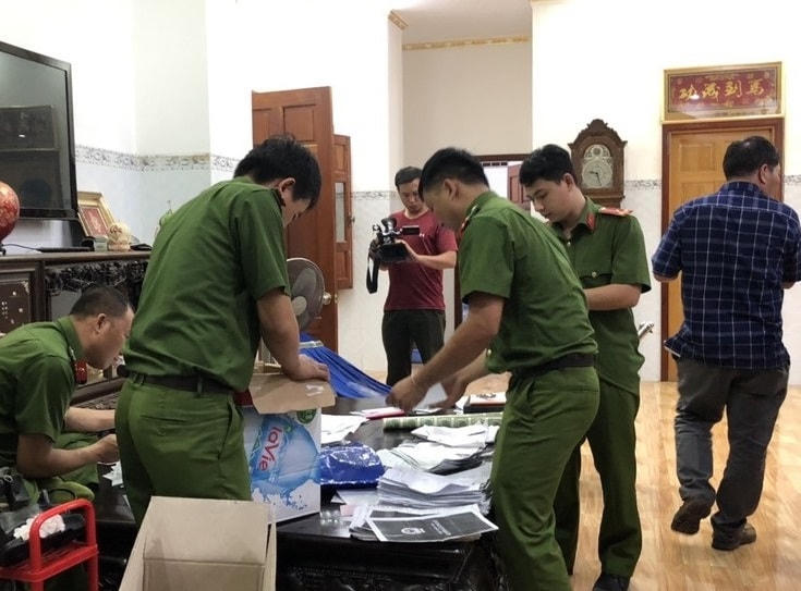 Cơ quan chức năng thu giữ tài liệu liên quan đến hành vi vi phạm pháp luật của ông Lê Thái Thiện.