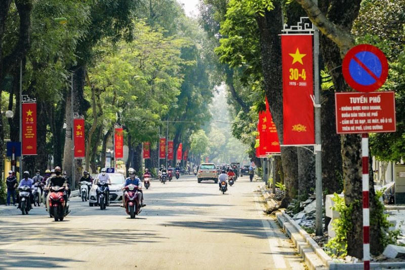 Đường phố Hà Nội rực rỡ cờ hoa chào mừng ngày giải phóng miền Nam, thống nhất đất nước.