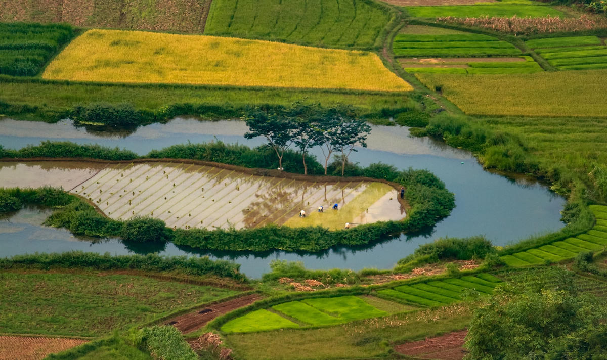Thung lũng Bắc Sơn nhìn từ lưng chừng núi Nà Lay.