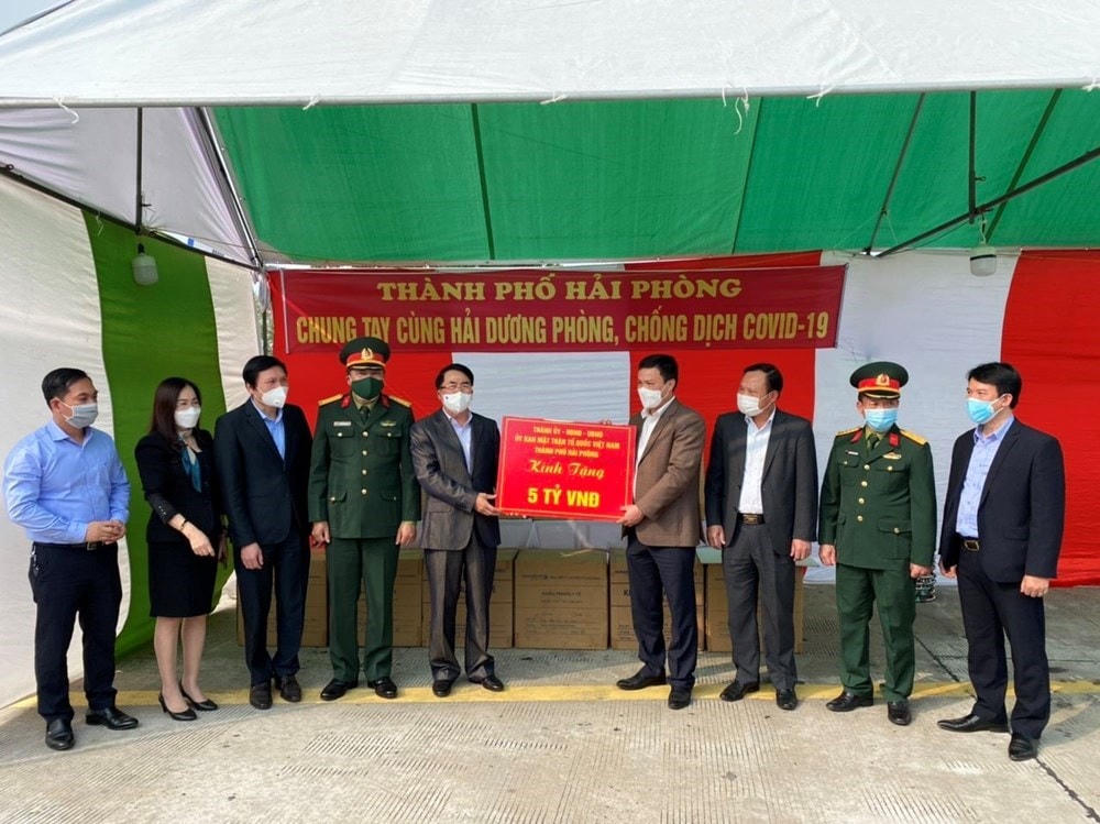 Phó Chủ tịch TP Hải Phòng Lê Khắc Nam trao kinh phí hỗ trợ phòng, chống dịch cho tỉnh Hải Dương.