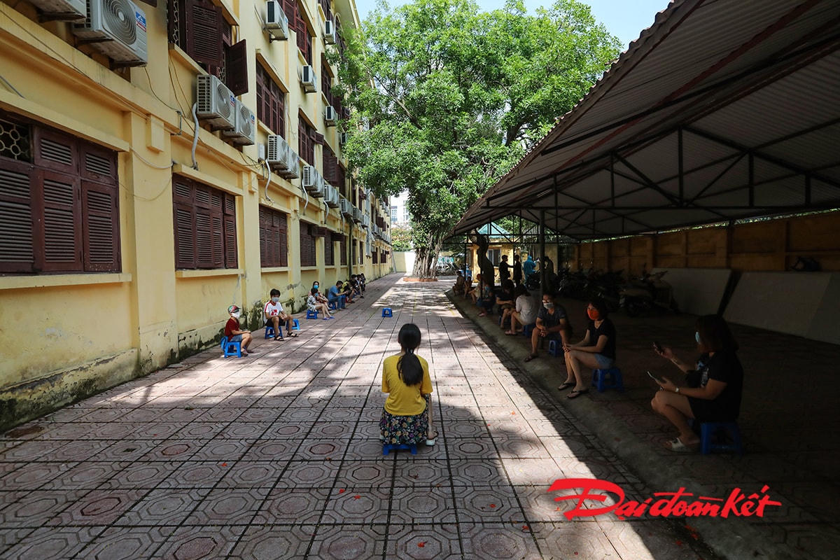Trường THCS Thành Công, quận Ba Đình, Hà Nội là một trong những điểm xét nghiệm cho người dân từ Đà Nẵng trờ về Hà Nội.