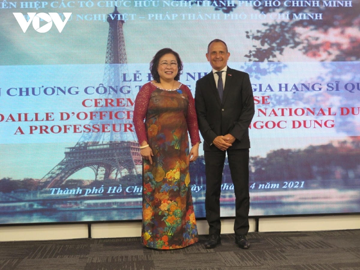 Tổng lãnh sự Pháp tại TP HCM Vincent Floreani và PGS Nguyễn Thị Ngọc Dung.