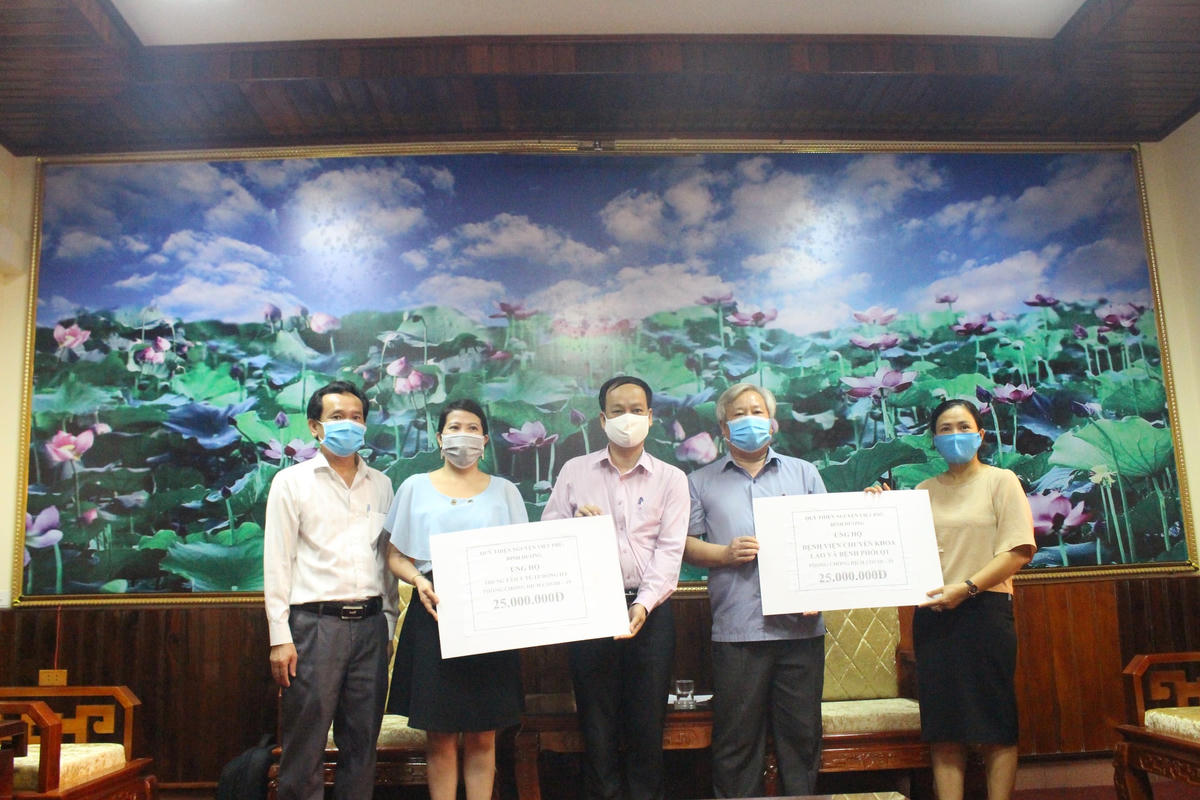 Quỹ thiện nguyện Việt Phú trao tặng số tiền ủng hộ cho 2 đơn vị đang trực tiếp điều trị bệnh nhân Covid-19.