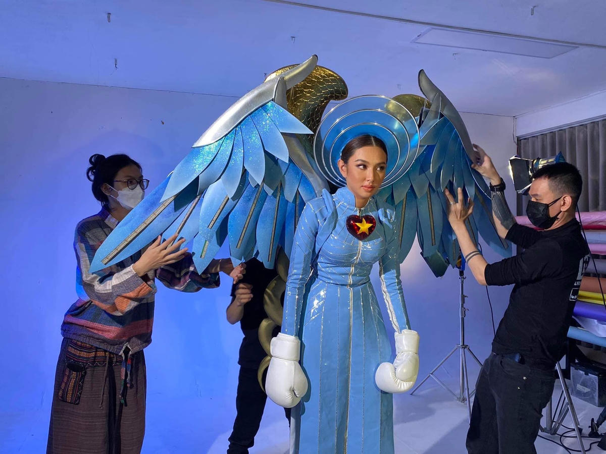 Dù gặp sự cố trong phần thi trang phục dân tộc nhưng Thùy Tiên vẫn được đánh giá cao. 