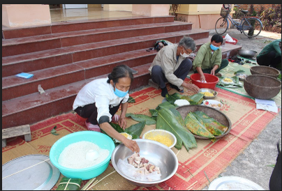 Người dân thôn 7 xã Hiệp Hoà, Quảng Yên, Quảng Ninh gói bánh chưng tặng các chốt liên ngành kiểm soát dịch Covid-19. Nguồn: Sở TT&TT tỉnh Quảng Ninh. 