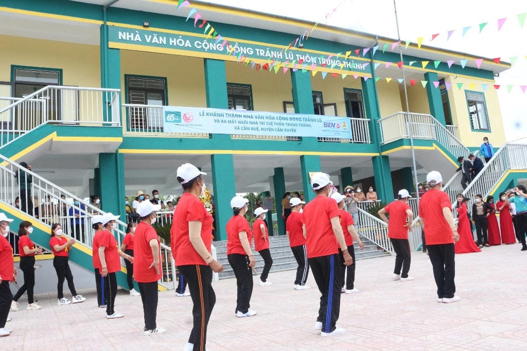 Bà con thôn Trung Thành hào hứng nhảy dân vũ tại Nhà văn hóa cộng đồng do BIDV tài trợ.