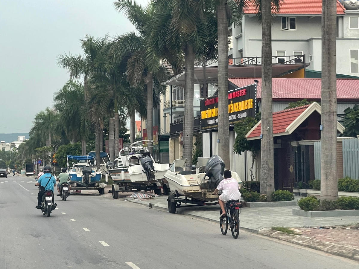 Vỉa hè, lòng đường nơi có biển cấm đỗ xe nhưng trở thành nơi tập kết tàu, xuồng cho một xưởng sửa chữa, gây cản trở giao thông. Việc này tồn tại từ lâu nhưng chính quyền không xử lý dứt điểm.