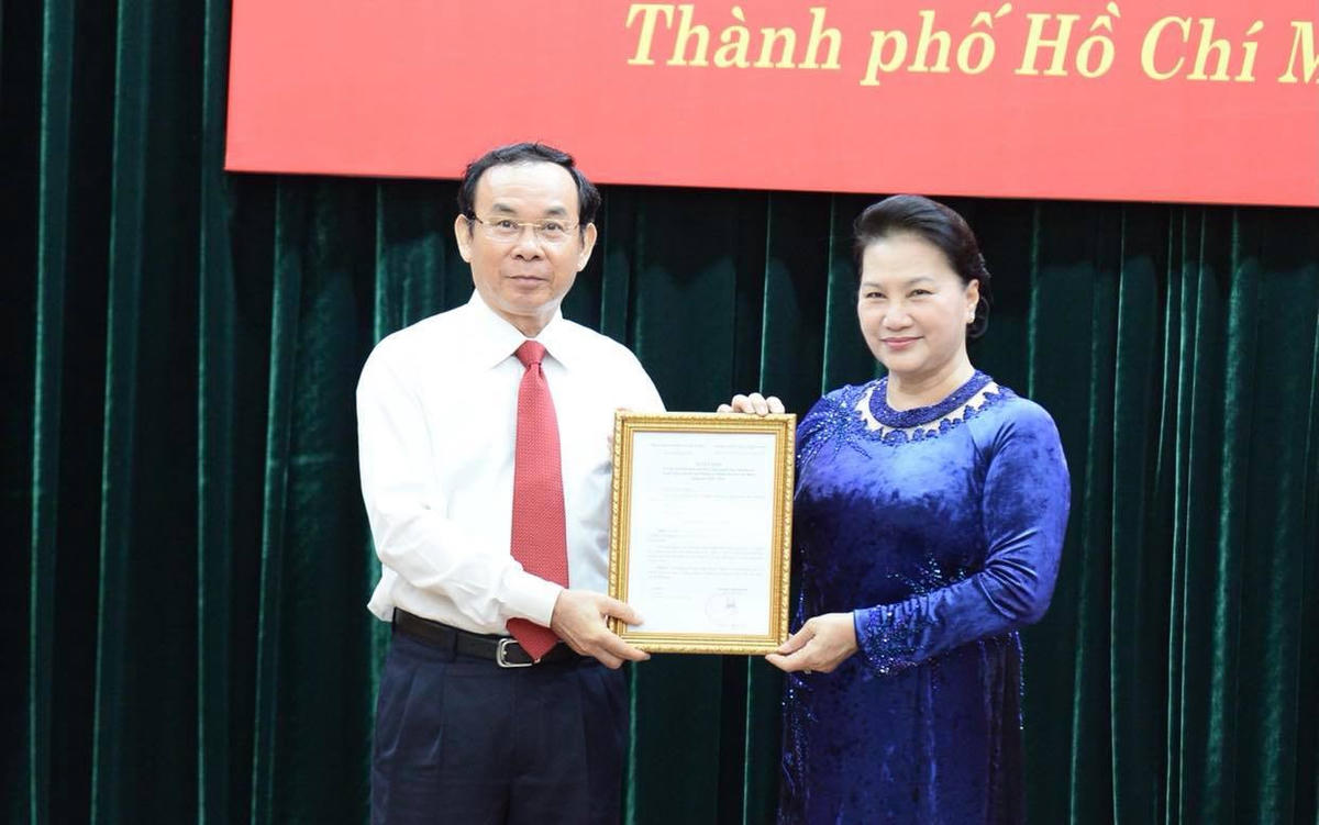 Chủ tịch Quốc hội Nguyễn Thị Kim Ngân đã trao quyết định của Bộ Chính trị cho ông Nguyễn Văn Nên. Ảnh: TTO.