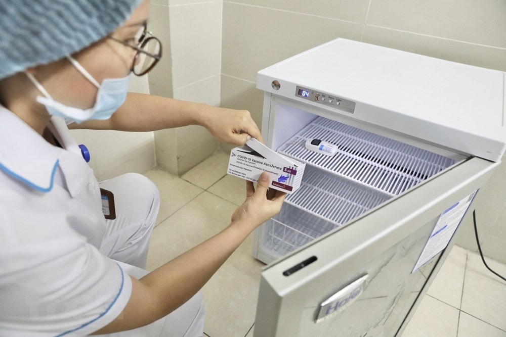 Tủ bảo quản vaccine ở nhiệt độ 2-8 độ C, đảm bảo an toàn cho công tác tiêm chủng. (Ảnh: Minh Quyết/TTXVN).