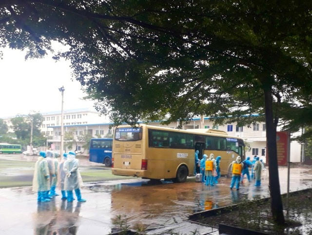 Các đoàn xe chở công dân từ Hàn Quốc về được đưa vào khu cách ly Trường trung cấp Cảnh sát Nhân dân VI.