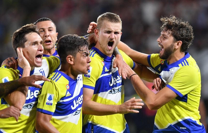 Trung vệ Matthijs de Ligt ghi bàn giúp đội khách ngược dòng .