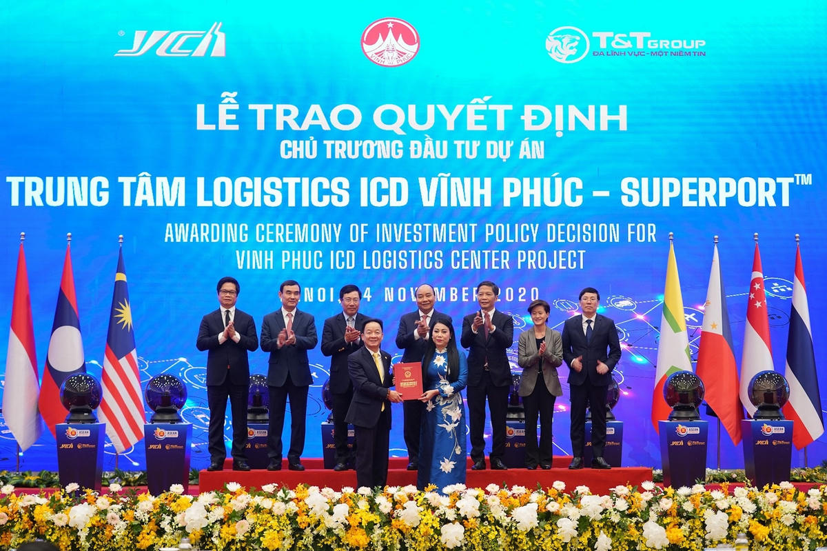 Bà Hoàng Thị Thúy Lan, Bí thư Tỉnh ủy Vĩnh Phúc trao Quyết định chủ trương đầu tư dự án Trung tâm Logistics ICD Vĩnh Phúc (SuperPortTM) cho ông Đỗ Quang Hiển, đại diện Liên danh Tập đoàn T&T Group - YCH Group - YCH Holdings.
