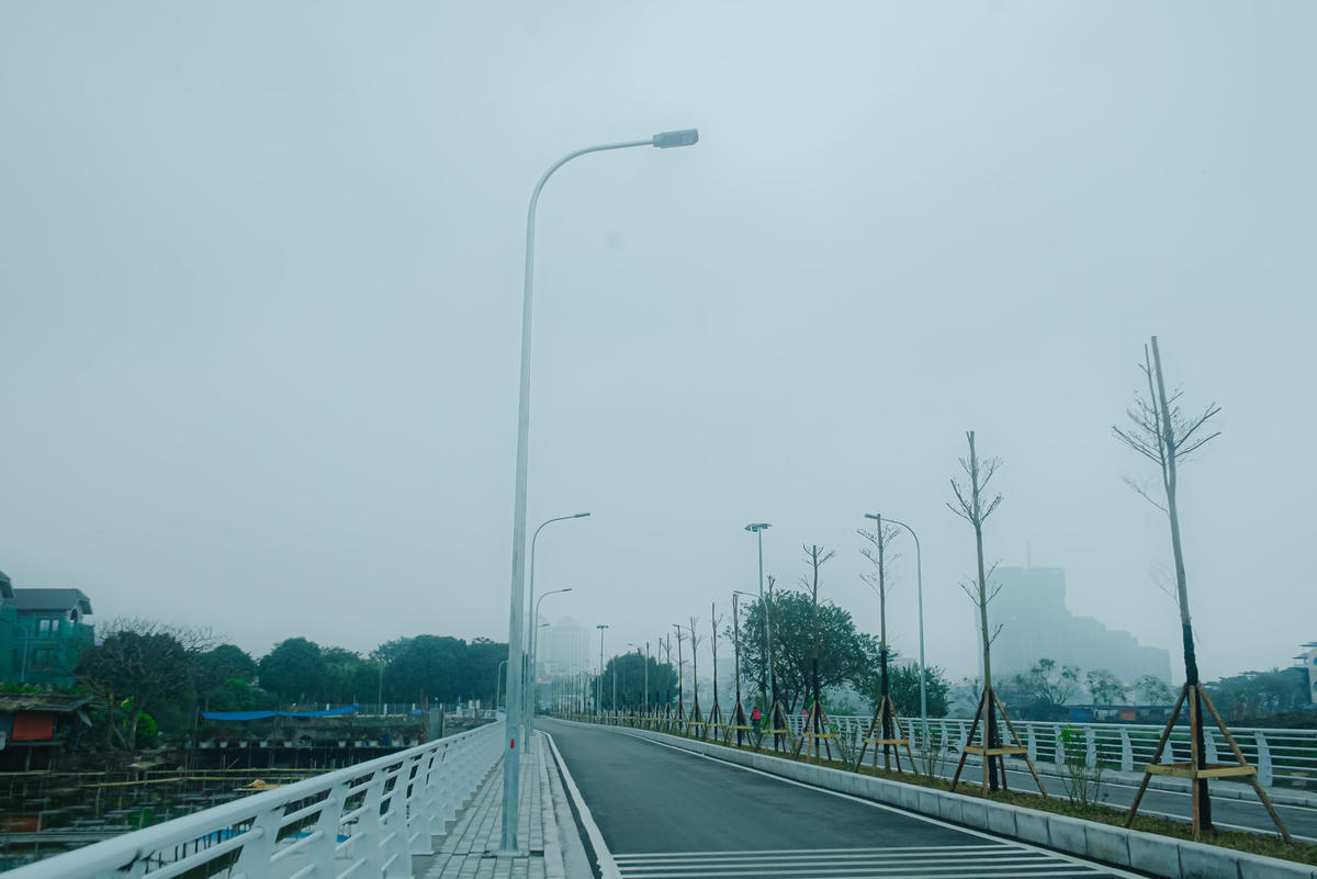 Tuyến đường mới có 2 làn, ở giữa là dải phân cách cứng được trồng cây xanh có chiều dài hơn 200 m, đi từ nút giao với đường Vũ Tuấn Chiêu (khu vực phố đi bộ Trịnh Công Sơn) hướng về phố Nhật Chiêu (ven Hồ Tây).