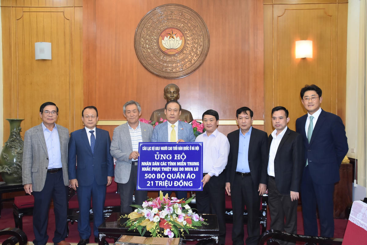 Phó Chủ tịch - Tổng Thư ký Hầu A Lềnh tiếp nhận ủng hộ từ CLB Golf Người cao tuổi Hàn Quốc ở Hà Nội.