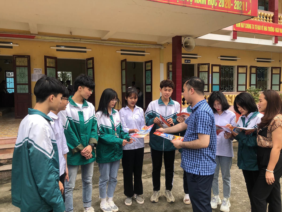 Trường Đại học Sư phạm Hà Nội 2 tăng cường công tác tư vấn, hướng nghiệp cho học sinh.