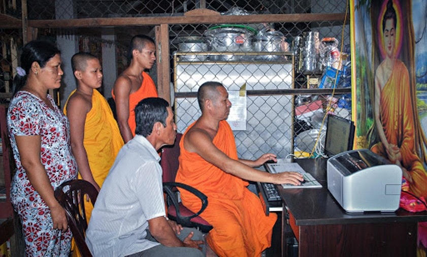 Người uy tín tỉnh Sóc Trăng làm công tác tuyên truyền trong cộng đồng.
