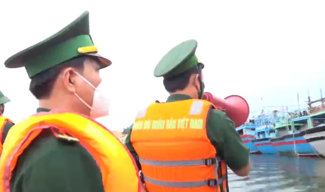 Bộ đội Biên phòng tỉnh Bình Định hướng dẫn ngư dân neo đậu tàu thuyền tránh trú bão số 6.
