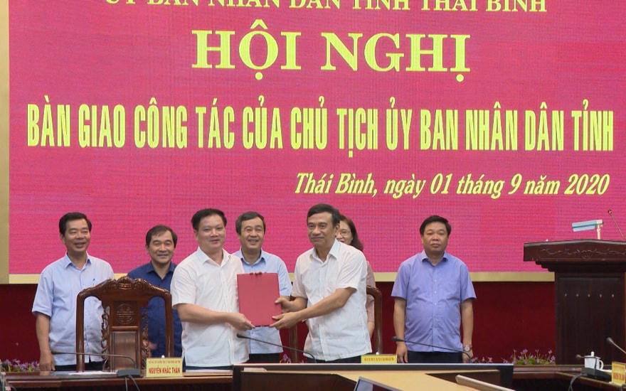 Ông Đặng Trọng Thăng (phải) bàn giao công tác của Chủ tịch cho ông Nguyễn Khắc Thận (trái).