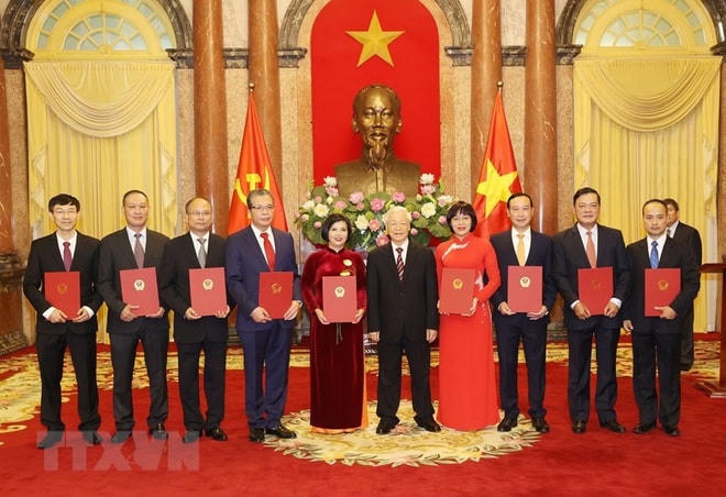Tổng bí thư, Chủ tịch nước Nguyễn Phú Trọng trao quyết định bổ nhiệm 9 tân đại sứ Việt Nam ở nước ngoài. Ảnh: TTXVN.