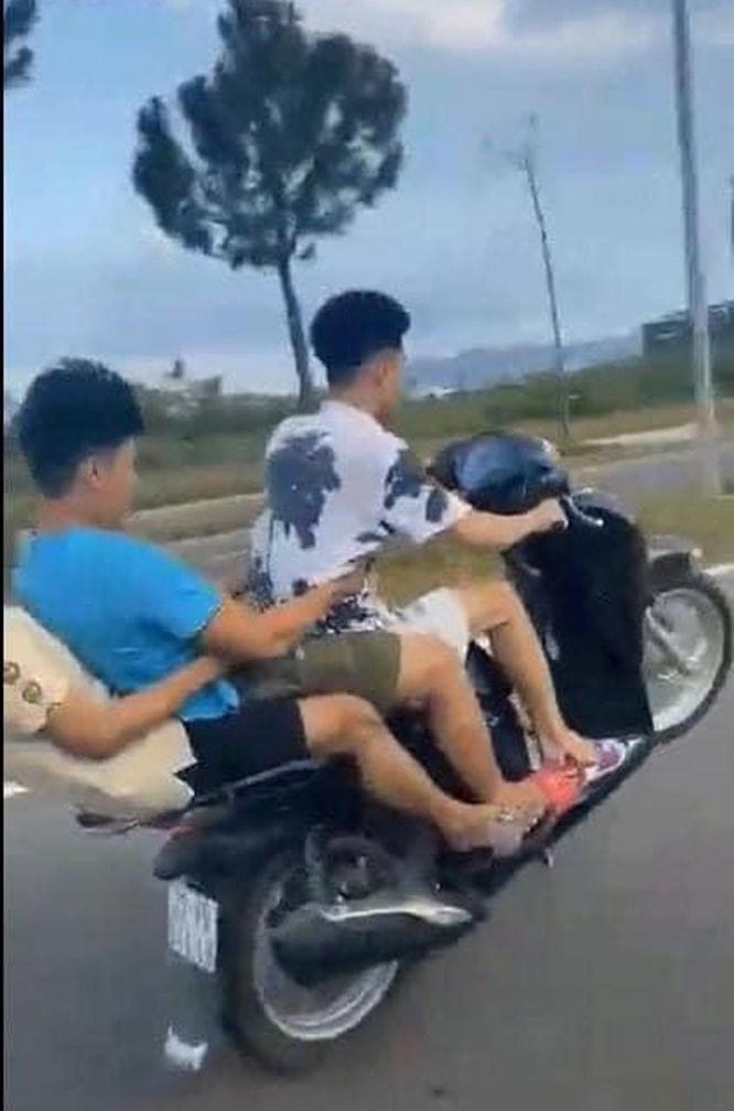 Từ hình ảnh trên mạng, Công an phạt nhóm thanh niên kẹp ba, bốc đầu