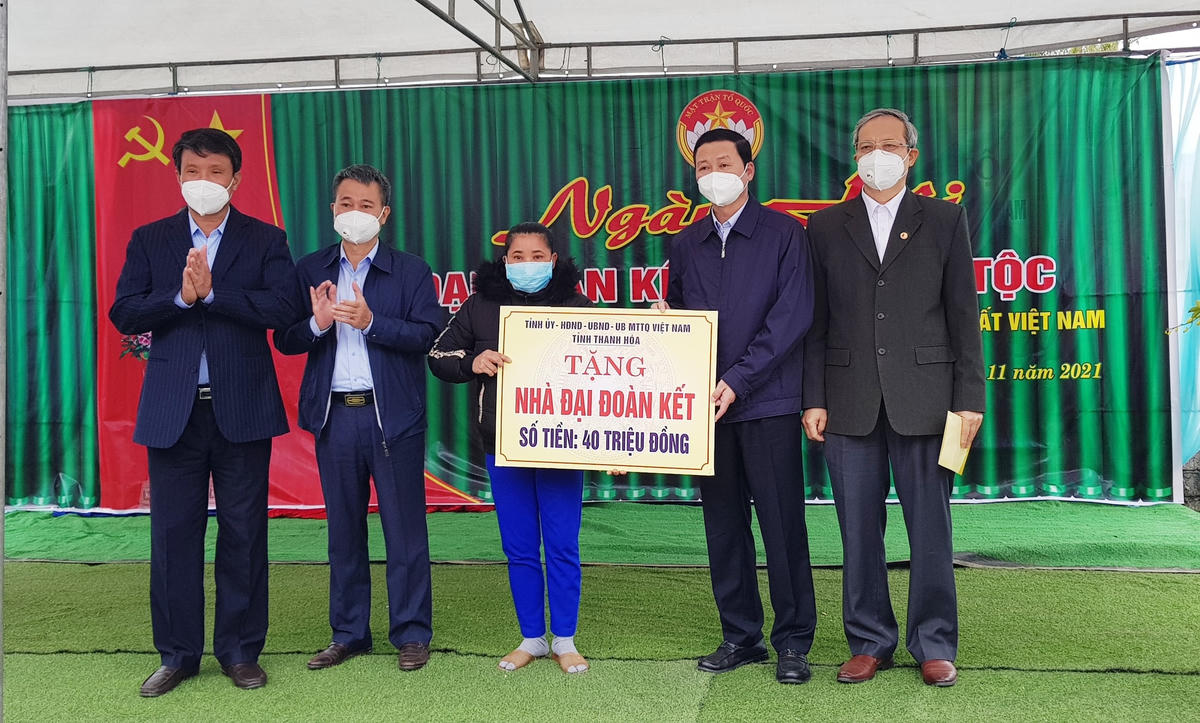 : Ông Đỗ Minh Tuấn, Chủ tịch UBND tỉnh và ông Nguyễn Văn Tòng, Phó Chủ tịch UBMTTQ tỉnh Thanh Hóa trao tặng 40 triệu đồng cho gia đình chị Lê Thị Hân ở thôn 6, xã Tân Trường để xây dựng nhà Đại đoàn kết.