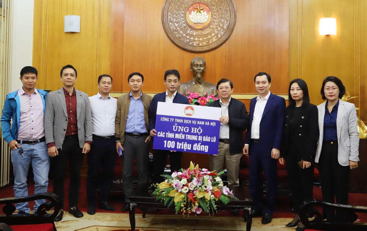 Phó Chủ tịch Nguyễn Hữu Dũng tiếp nhận ủng hộ từ Công ty TNHH Dịch vụ Nam Hà Nội.