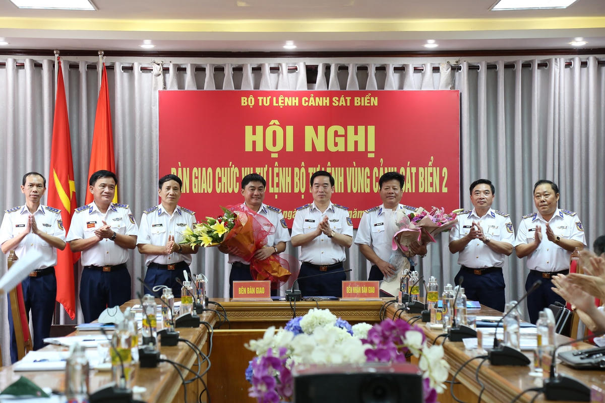 Thiếu tướng Bùi Quốc Oai tặng hoa chúc mừng Đại tá Trần Quang Tuấn và Thượng tá Trần Xuân Lương.