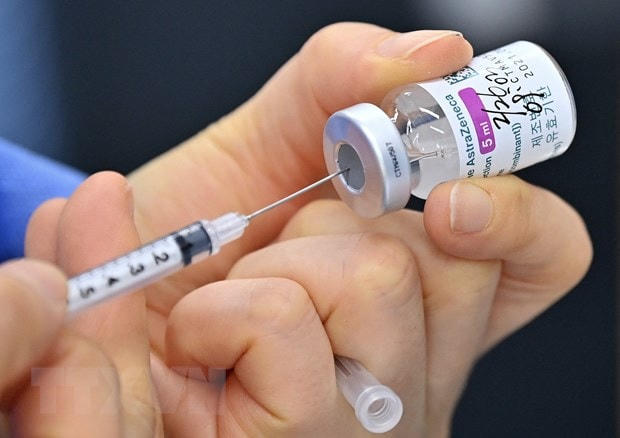 Nhân viên y tế chuẩn bị vaccine ngừa Covid-19 của AstraZeneca tại một điểm tiêm chủng ở Seoul, Hàn Quốc, ngày 26/2/2021. (Nguồn: AFP/TTXVN).
