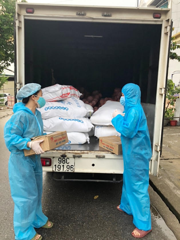 Chị Mai và chị Ninh thường chủ động khênh, vác hàng từ thiện, tập kết về kho nhà mình, chia thành các suất rồi trao cho công nhân, các hộ khó khăn trên địa bàn. Ảnh: Nhân vật cung cấp.  