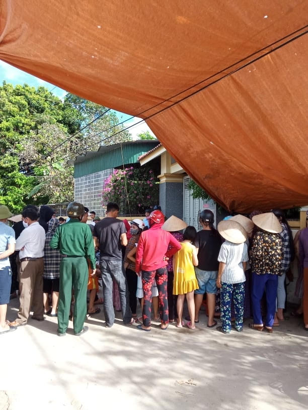 Trong 5 ngày liền, người dân cùng gia đình chị Chung vây nhà ông Đức để đòi nợ .