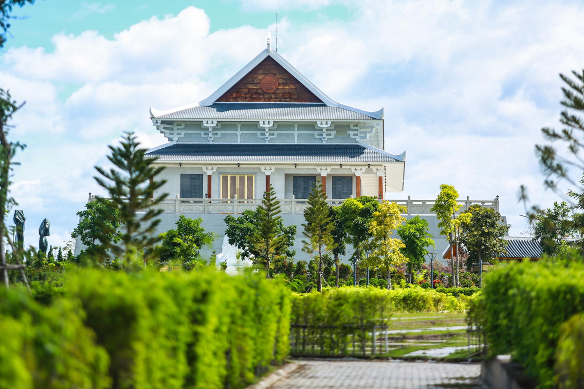 Trước nhà tang và là quảng trường trung tâm rộng 10.000 m2, được bao quanh bởi nhiều vườn hoa, hồ nước và thảm cỏ xanh.