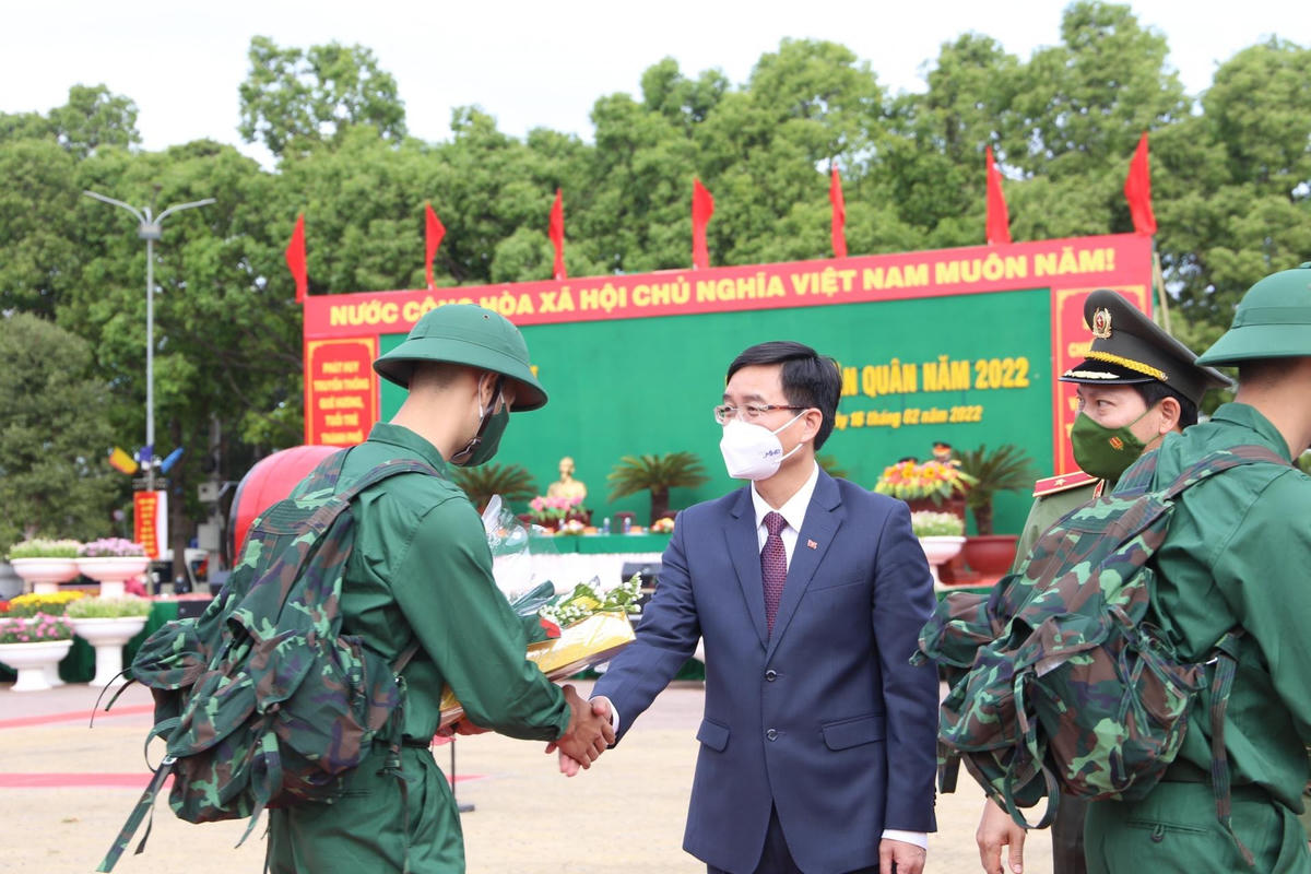 Bí thư Tỉnh ủy Đắk Lắk Nguyễn Đình Trung tiễn các công dân lên đường nhập ngũ.