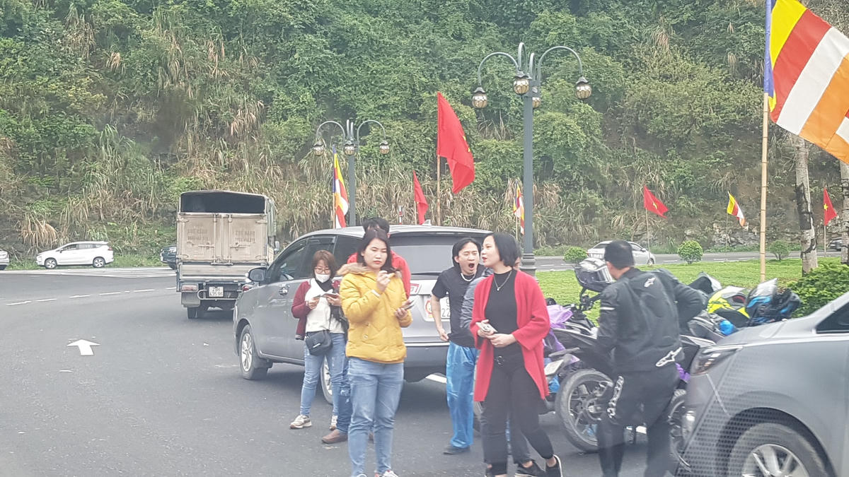 Tình trạng du khách không đeo khẩu trang xuất hiện rất nhiều. Ảnh: Nam Anh.
