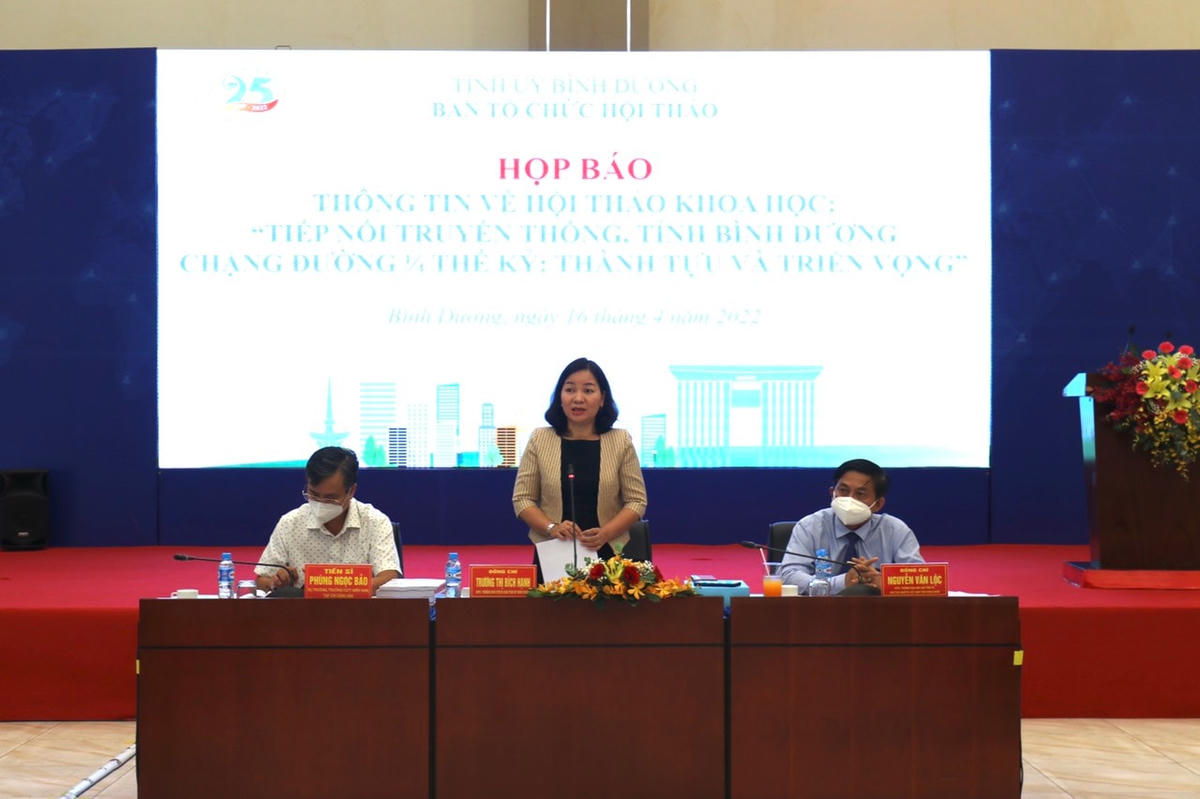 Bà Trương Thị Bích Hạnh, Trưởng Ban Tuyên giáo Tỉnh ủy Bình Dương thông tin những nội dung của hội thảo tại buổi họp.