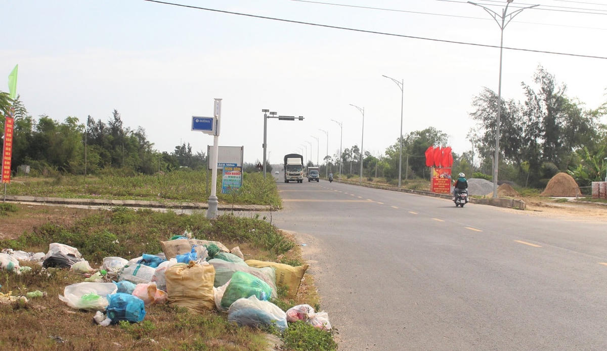Rác thải nằm ngổn ngang ở đoạn chạy qua thôn Bình Trúc 1.