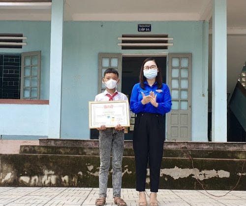 Em Lục Đình Tâm nhận Huy hiệu tuổi trẻ dũng cảm vì có hành động cứu em nhỏ bị đuối nước.