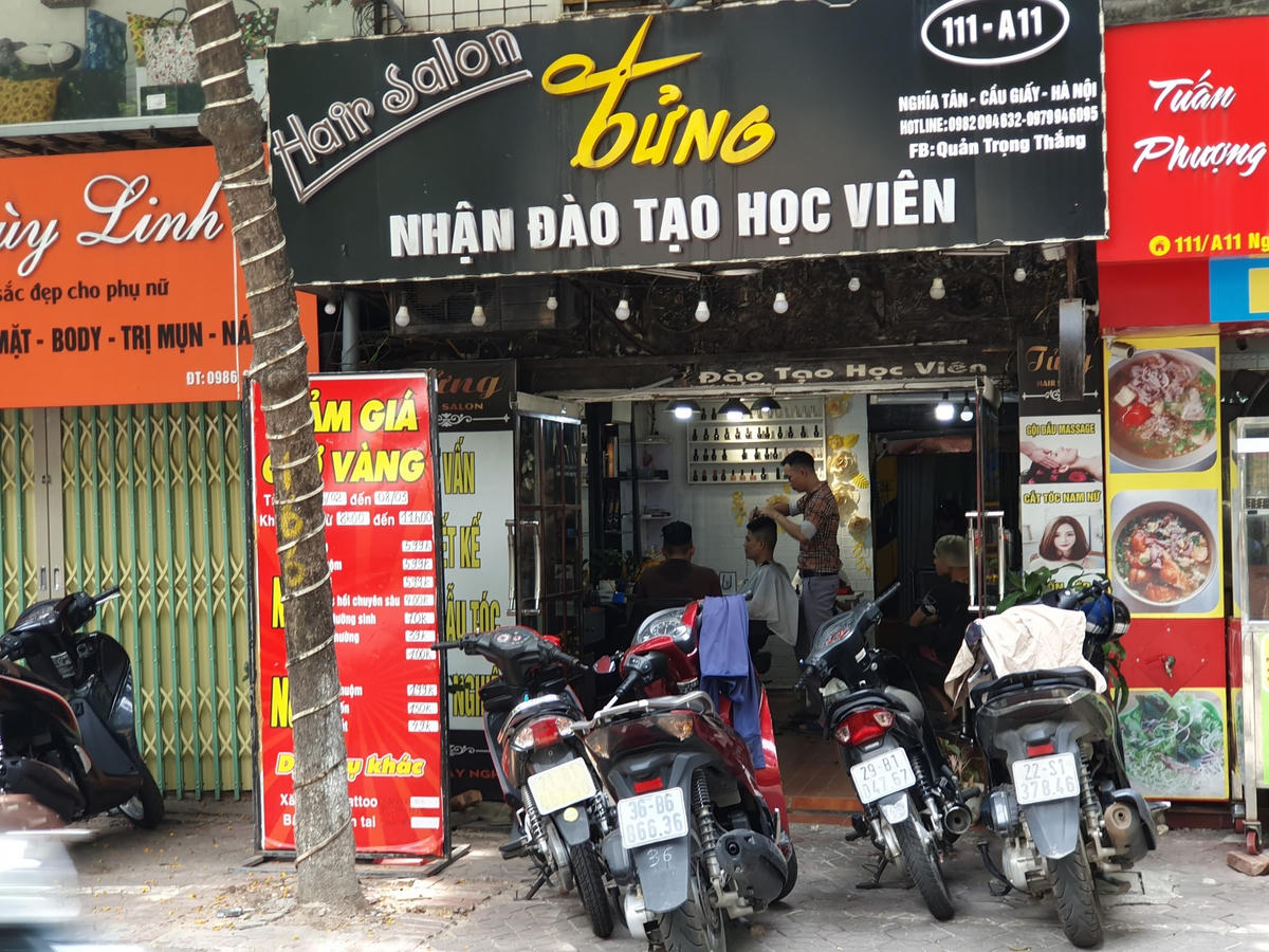 Theo đó, từ 0h ngày 22/6, UBND TP  Hà Nội cho phép mở cửa trở lại như dịch vụ cắt tóc, gội đầu; dịch vụ ăn, uống trong nhà đảm bảo khoảng cách, có tấm chắn giữa người với người, ngồi không quá 50% công suất chỗ ngồi và không quá 20 nguời, đóng cửa trước 21h hàng ngày (nhà hàng rượu, quán rượu, bia, bia hơi chỉ được phép bán hàng mang về.Ngoài ra, ông Chử Xuân Dũng, Phó Chủ tịch UBND TP Hà Nội cũng yêu cầu chủ các cơ sở dịch vụ phải đảm bảo thực hiện nghiêm các biện pháp phòng chống dịch theo quy định, yêu cầu khách hàng khai báo y tế, lập danh sách, kiểm soát, đối chiếu thông tin khách hàng hàng ngày.