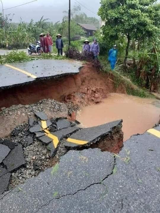 Tỉnh lộ 554 đứt gãy hoàn toàn.