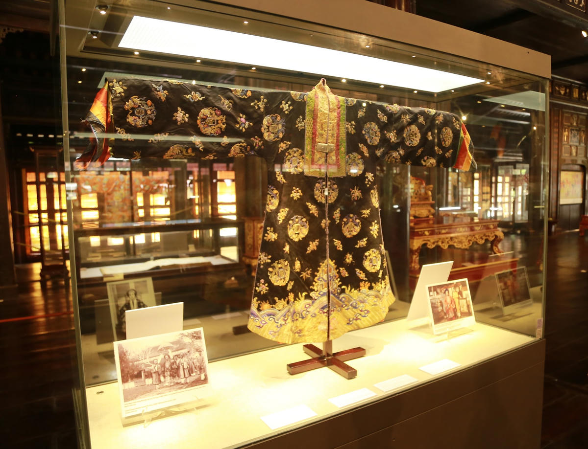 ...và áo Nhật bình cung tần triều Nguyễn, được Tập đoàn Sunshine tham gia đấu giá thành công từ nhà đấu giá Balclis (Tây Ban Nha).