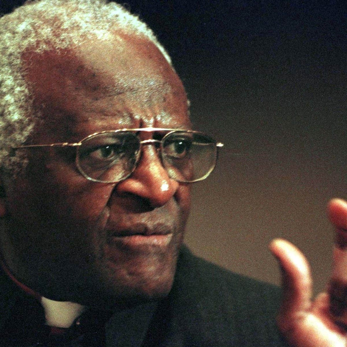 Hình ảnh của Tổng giám mục Desmond Tutu trong những năm tháng còn hoạt động. Ảnh: The Guardian.