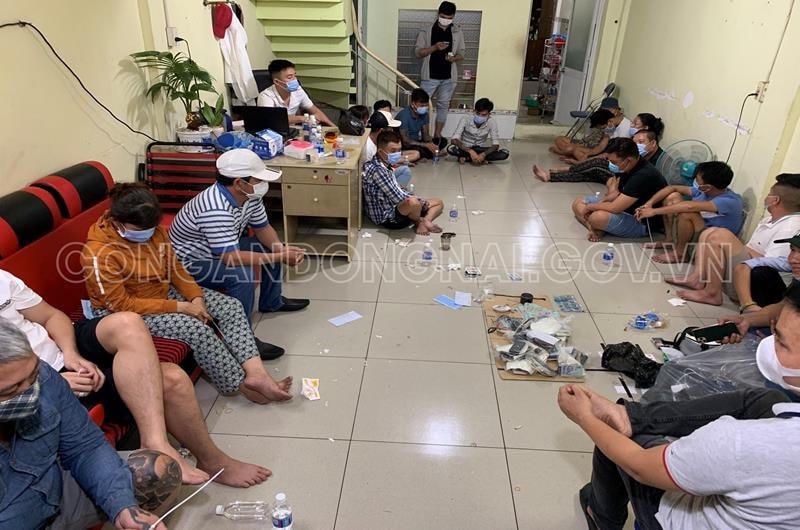 Công an TP Biên Hòa bắt giữ các con bạc đang sát phạt nhau.