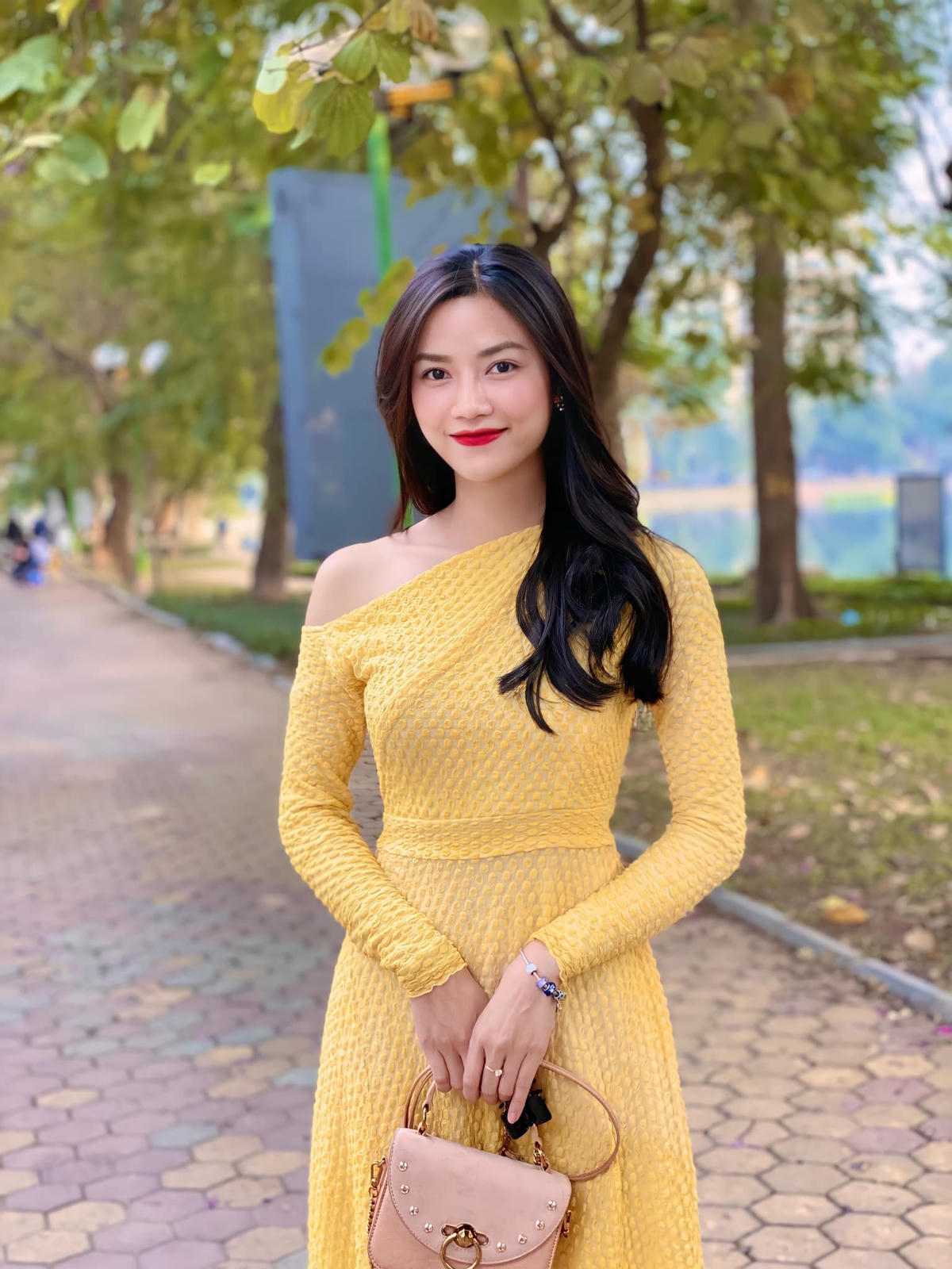 Ngay khi những tập đầu bộ phim "Lối về miền hoa" vừa lên sóng, Anh Đào đã gây ấn tượng nhờ lối diễn xuất tự nhiên, nhan sắc trong trẻo, ngọt ngào.  