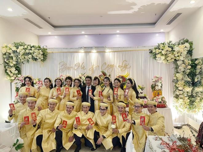 Chú rể chụp ảnh với đội bê tráp nữ và nam của hai gia đình.