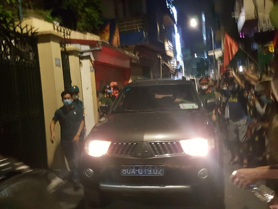 Xe biển xanh đến nhà ông Nguyễn Đức Chung.