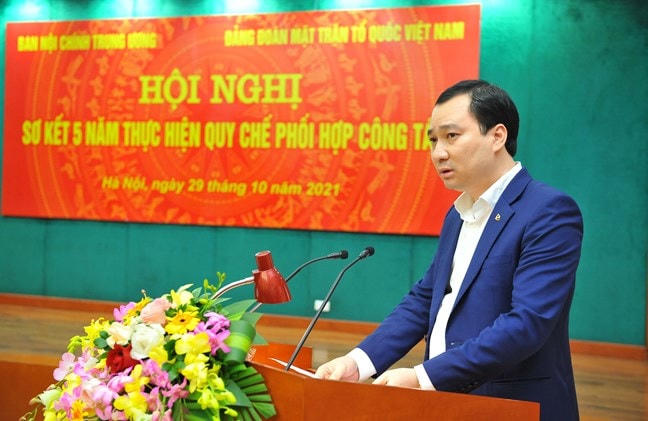 Đại biểu tham luận tại Hội nghị.