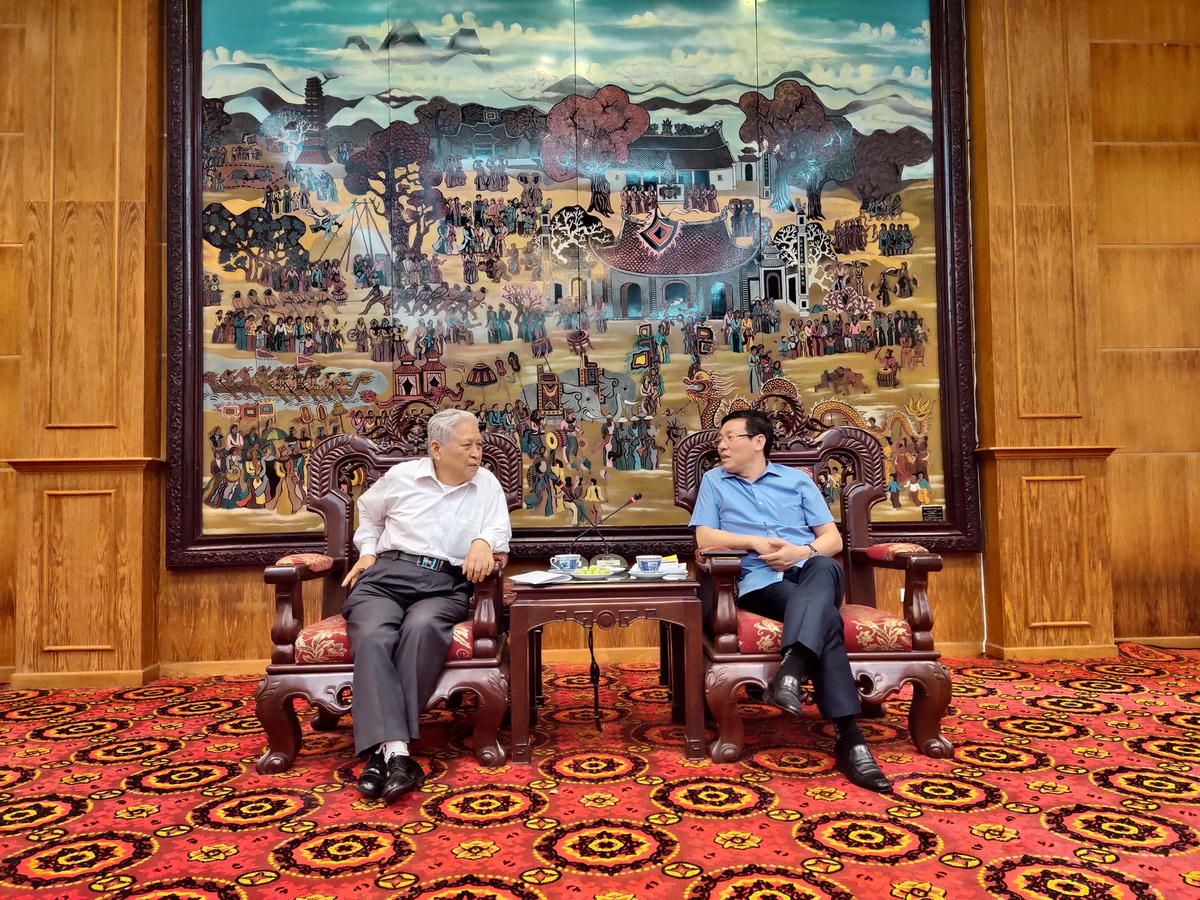 Chủ tịch UBND tỉnh Vĩnh Phúc Lê Duy Thành (phải) cùng Thiếu tướng Đào Quang Cát.