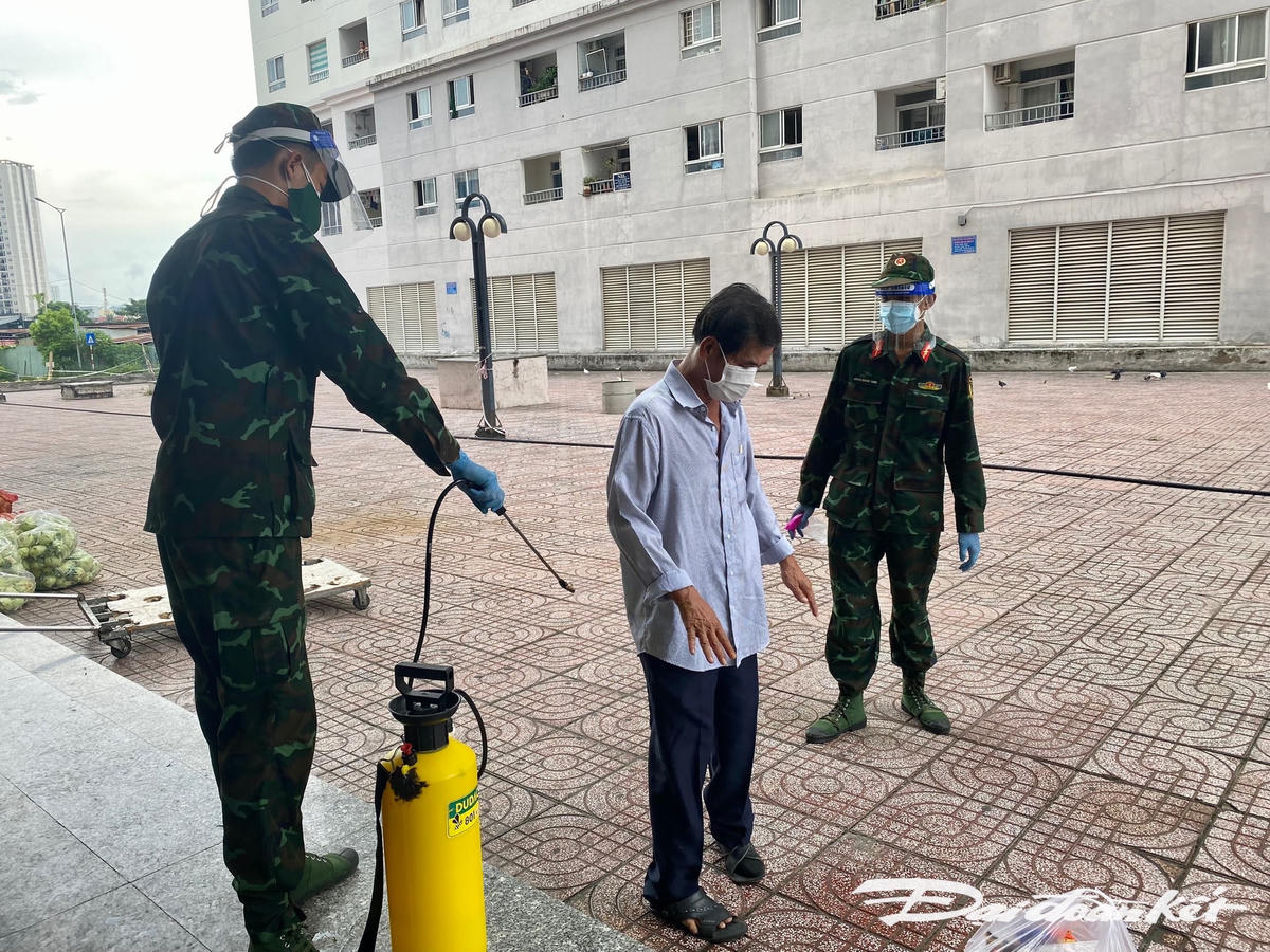 lực lượng quân đội được điều động xuống để hỗ trợ người dân tại chung cư 1050.