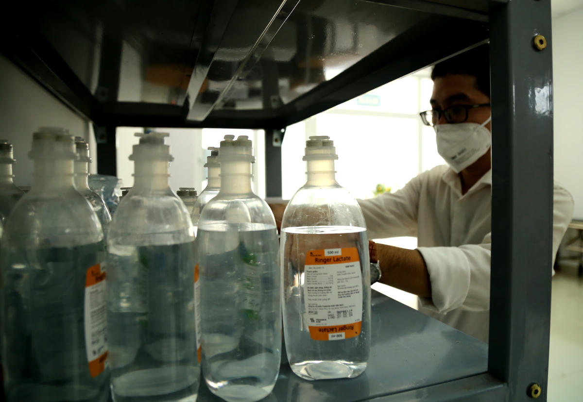 Sắp xếp và kiểm đếm khâu cuối các loại thuốc hỗ trợ điều trị bệnh nhân Covid-19. 