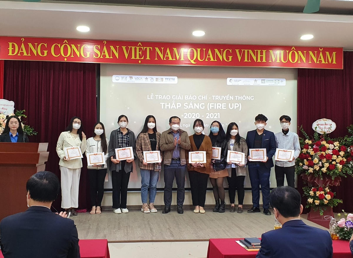 Các tác giả là sinh viên của Học viện Báo chí và Tuyên truyền nhận giấy khen của Đoàn Thanh niên Học viện.