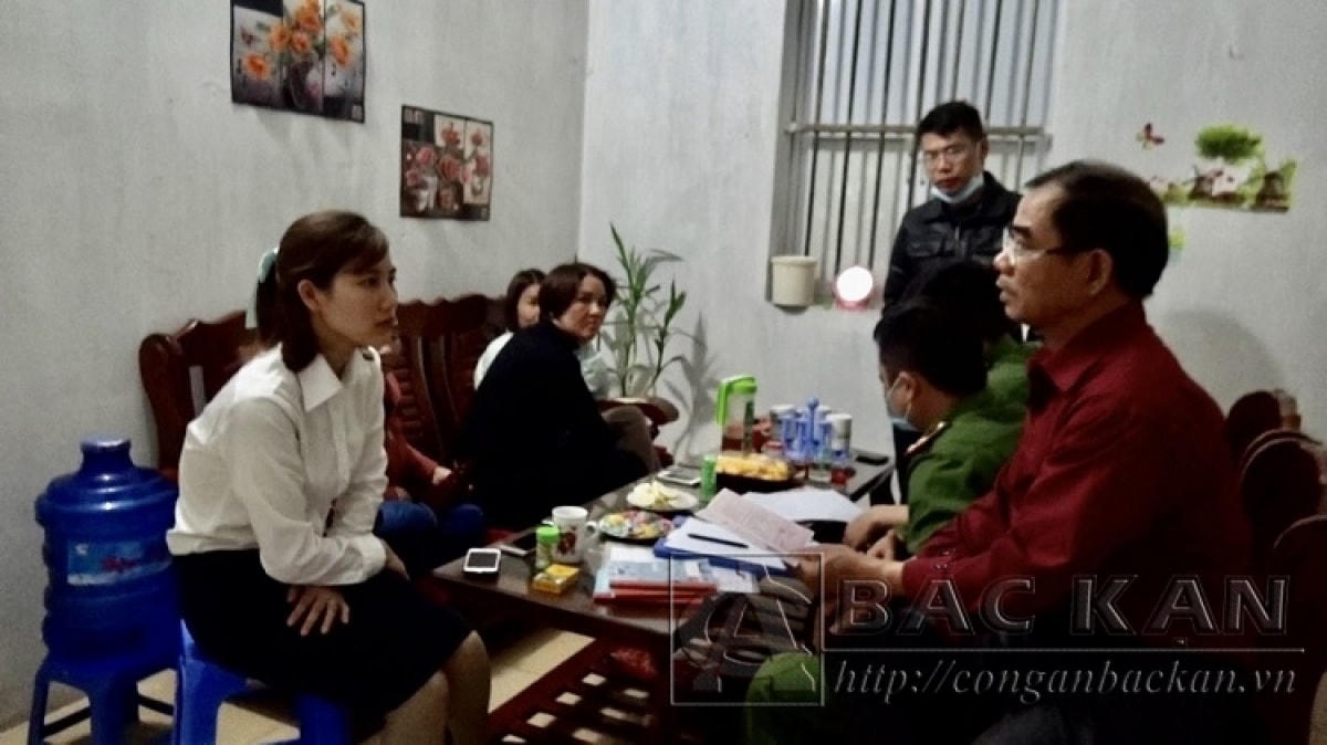 Lực lượng chức năng làm việc với Mai Thị Anh và các thành viên tham gia buổi sinh hoạt. Nguồn: Công an tỉnh Bắc Kạn.  